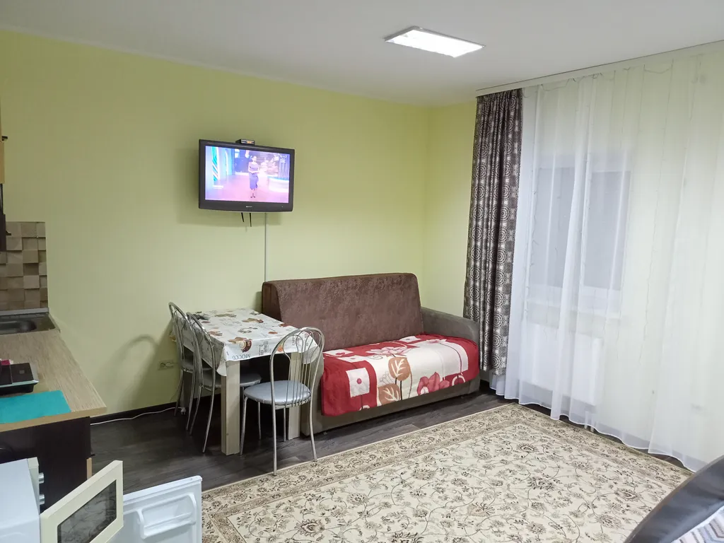 Квартира-студия с видом на озеро и горы