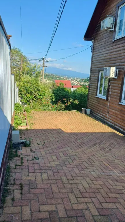 Деревянный дом в горах с видом на море