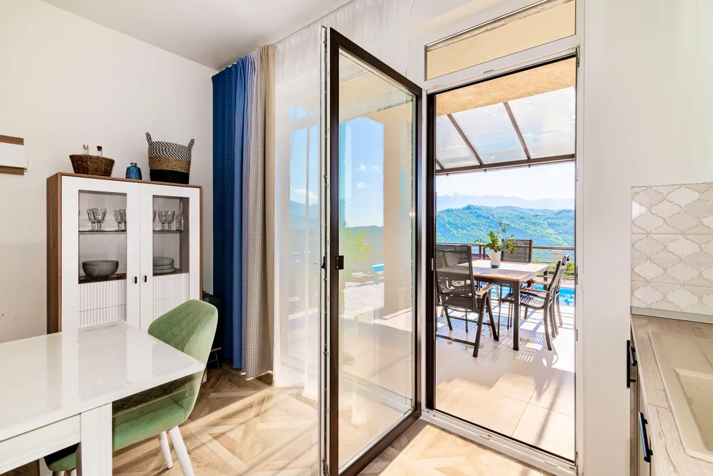 Новый дом с бассейном, сауной и панорамным видом на горы