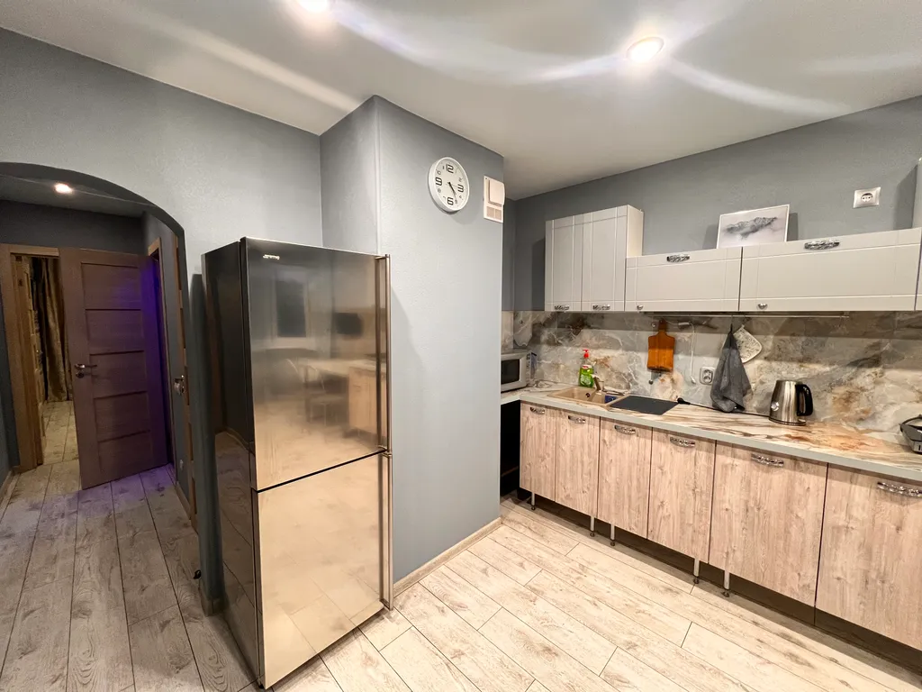 Светлая евро-двушка с горным пейзажем от художника