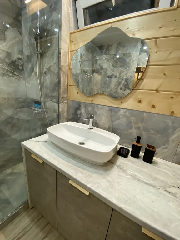 Дом с чаном и видом на реку в стиле A-Frame