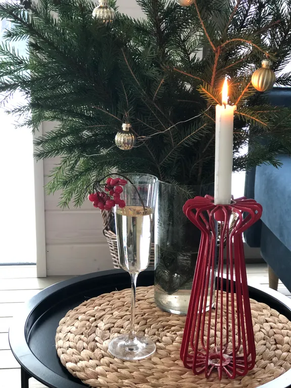 Атмосферный дом с камином около леса