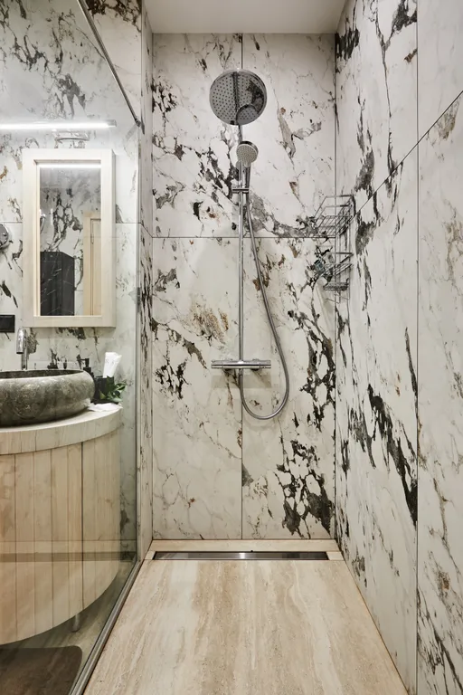 Полулюкс с кроватью размера king-size и видом на озеро