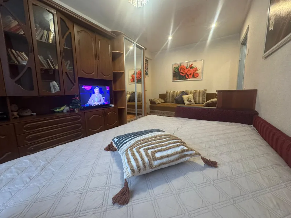 Не дорогая, без изысков, в центре