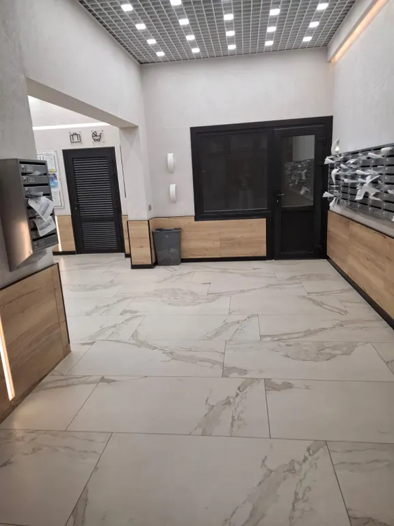 Студия возле аллеи с проигрывателем пластинок