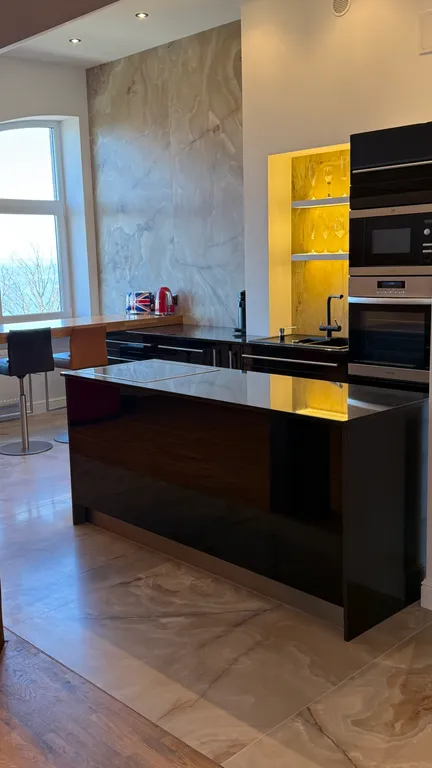 Лофт - мансарда с фронтальным видом на море