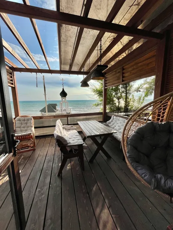 Часть дома с террасой и отдельным входом