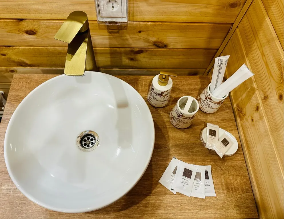 А-фрейм на берегу озера