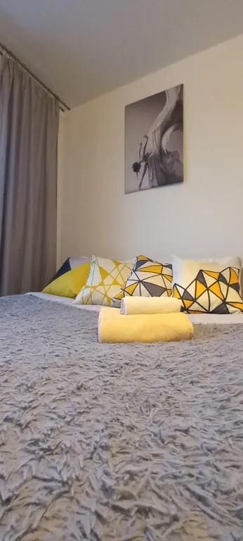 Студия с видом на завораживащие огни города