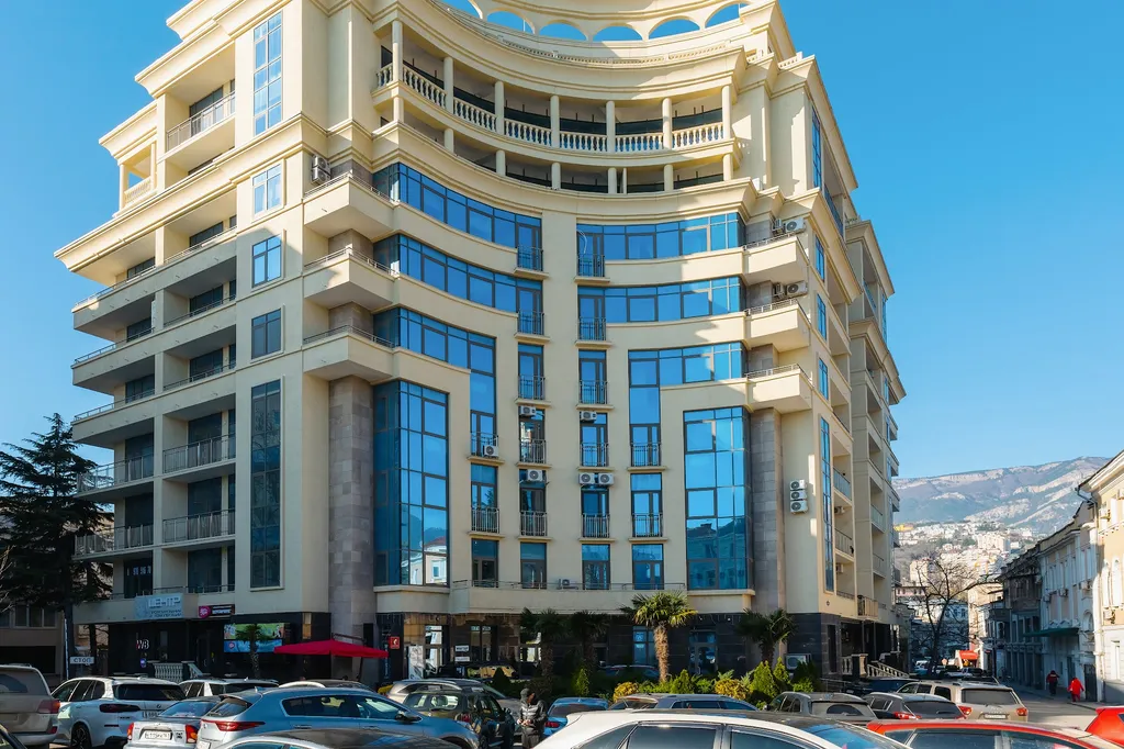 Стильные Апартаменты в центре Ялты «Yalta Plaza Holidays» 100м до Моря