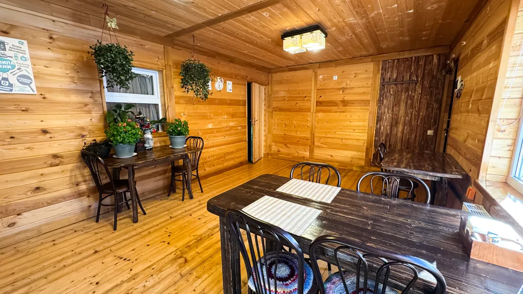 Часть дома с видом на горы