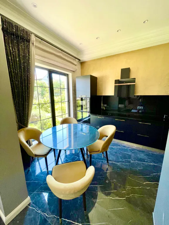 Стильный дом с открытым бассейном и сауной