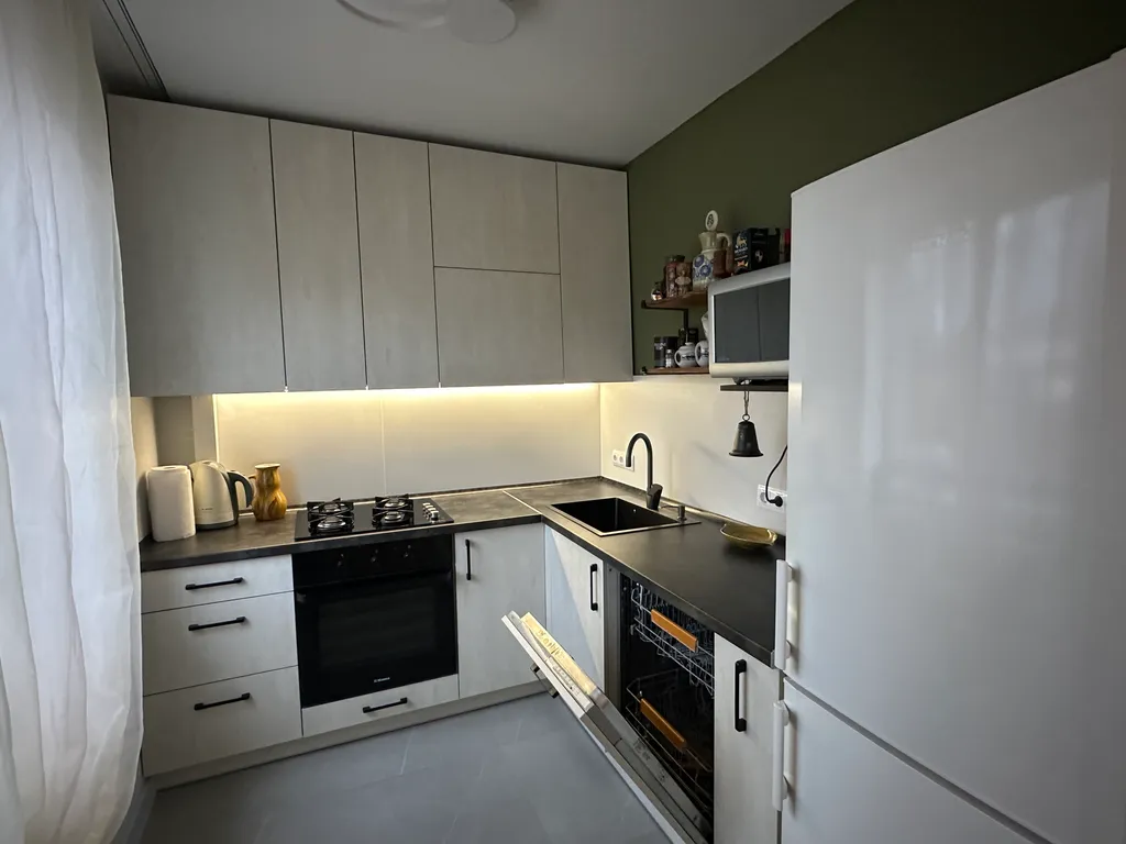 Двухкомнатная квартира с частичным видом на море