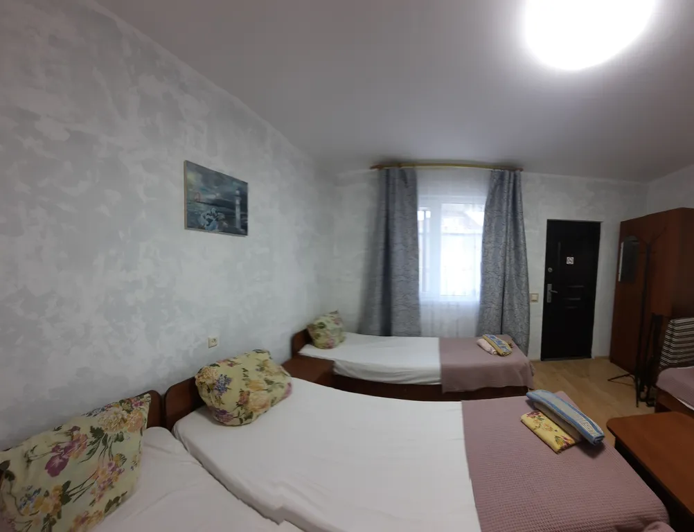 Квартира Уютная комната с удобствами, отдельный вход со двора, бассейн — Кучугуры