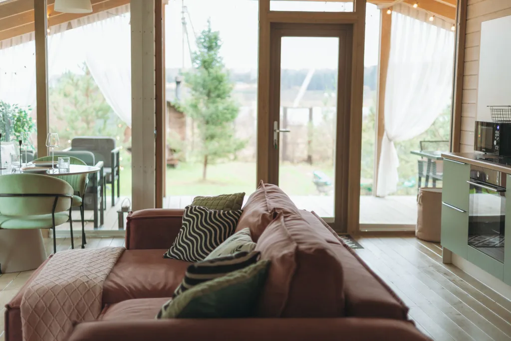 Дом с баней бочкой у воды и леса Green house