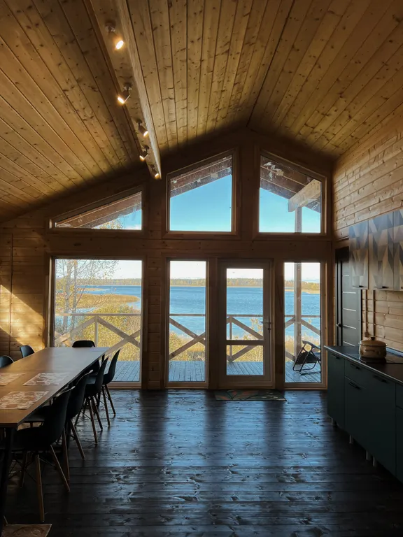 Дом на берегу озера Селигер