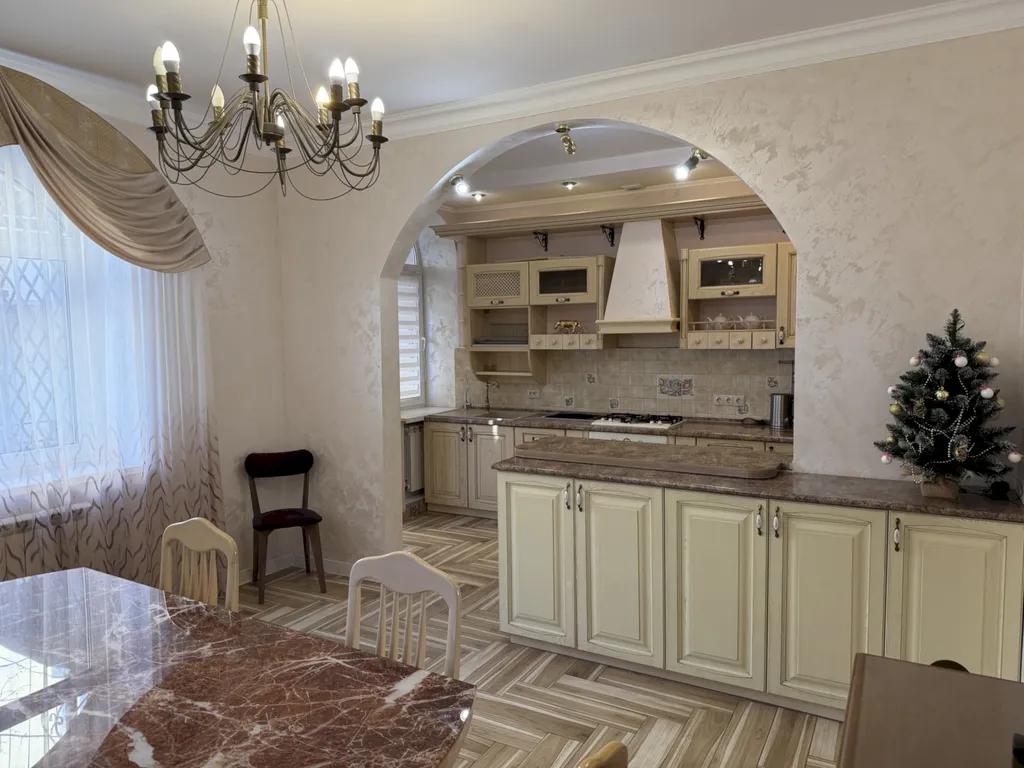 Дом с террасами и видом на море, рядом с центром