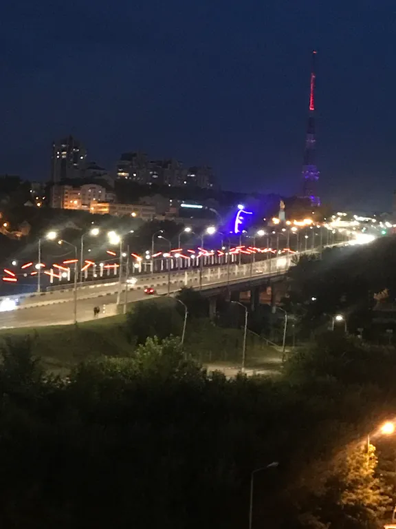 Апартаменты в ЖК Париж, центр. Парк Победы! Вода горячая есть.