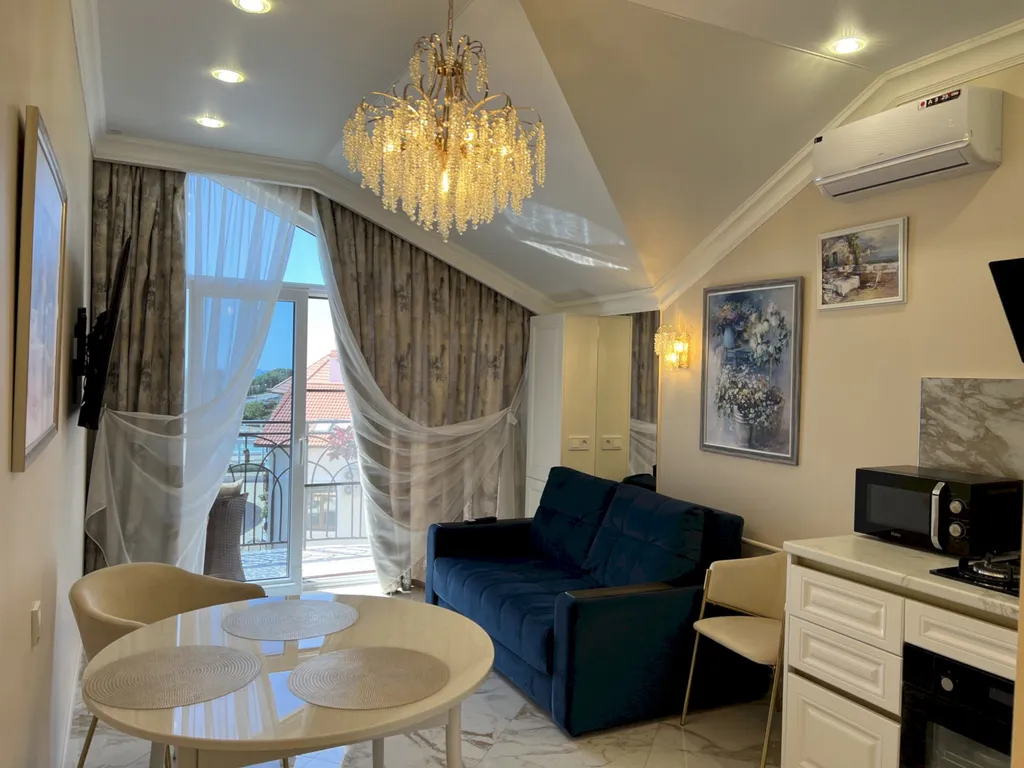 Квартира с балконом и видом на открытое море, Толстый мыс