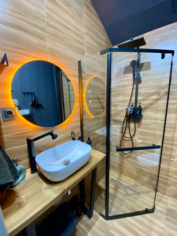 Дом в стиле Barn house в окружении леса