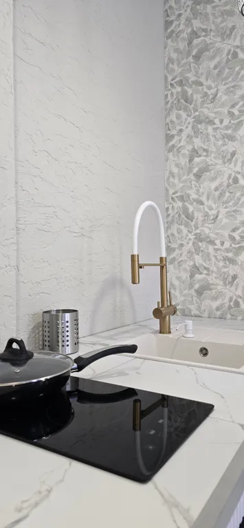 Студия вино с террасой, джакузи и видом на море, горы и виноградники