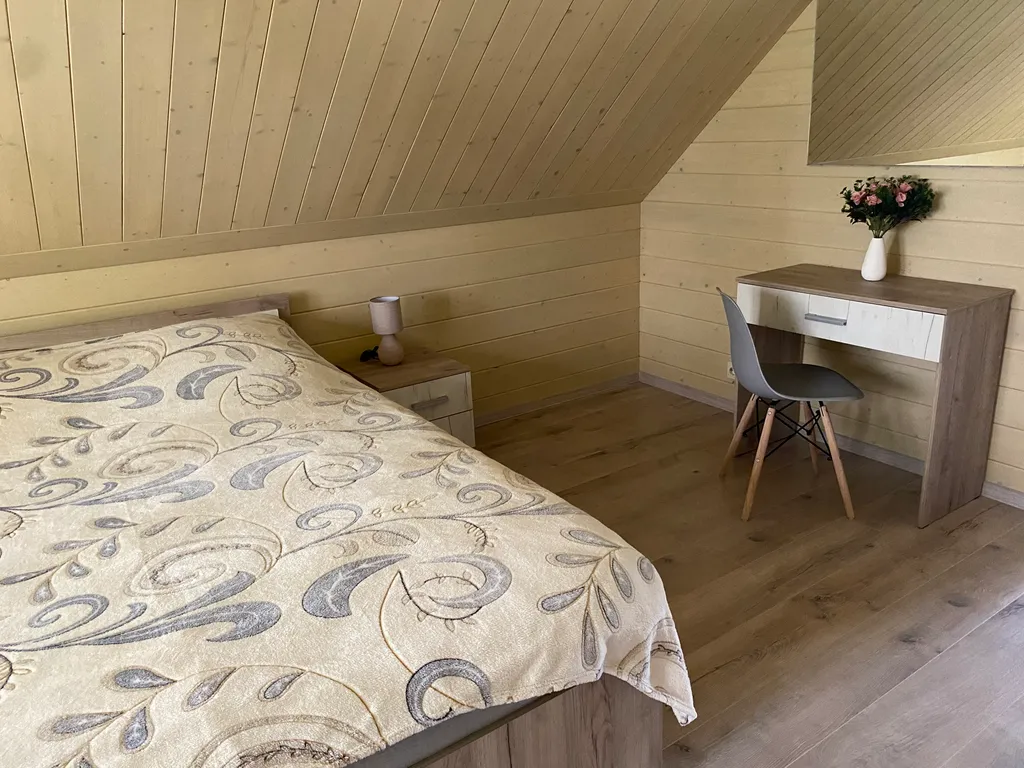 Уютный домик в лесу около реки