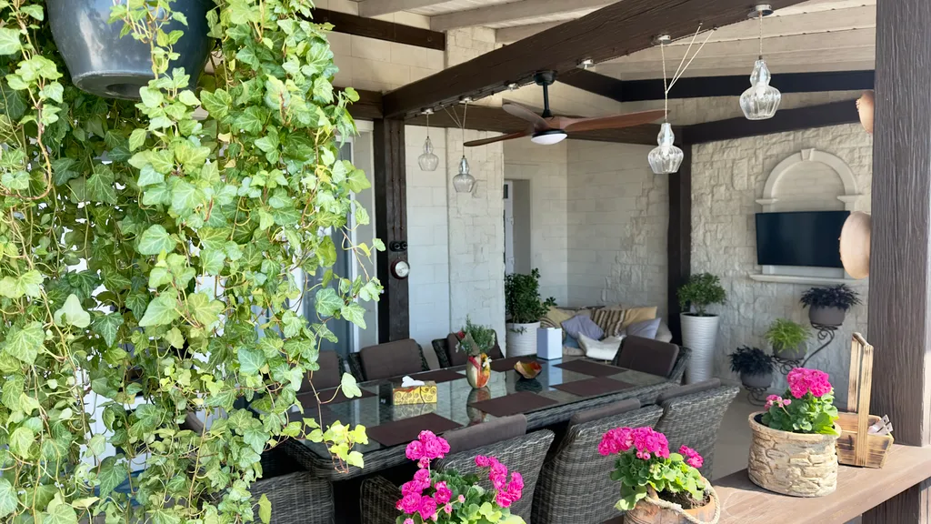 Дом с бассейном у моря