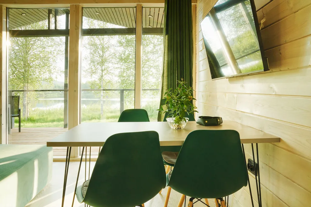 Уютный дом на берегу озера