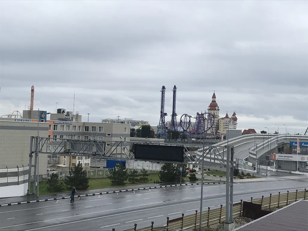 Студия с видом на трассу спорткаров