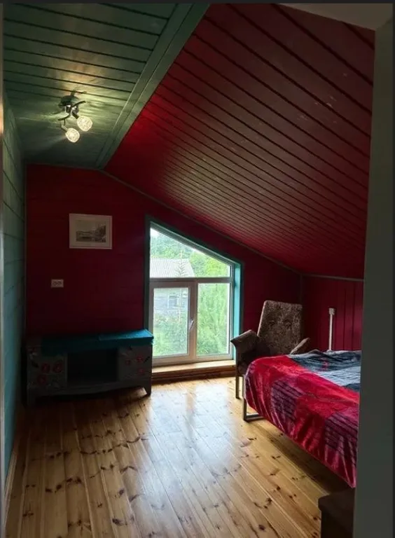 Усадебный дом с видом на реку, берег с мостками и рыбной ловлей