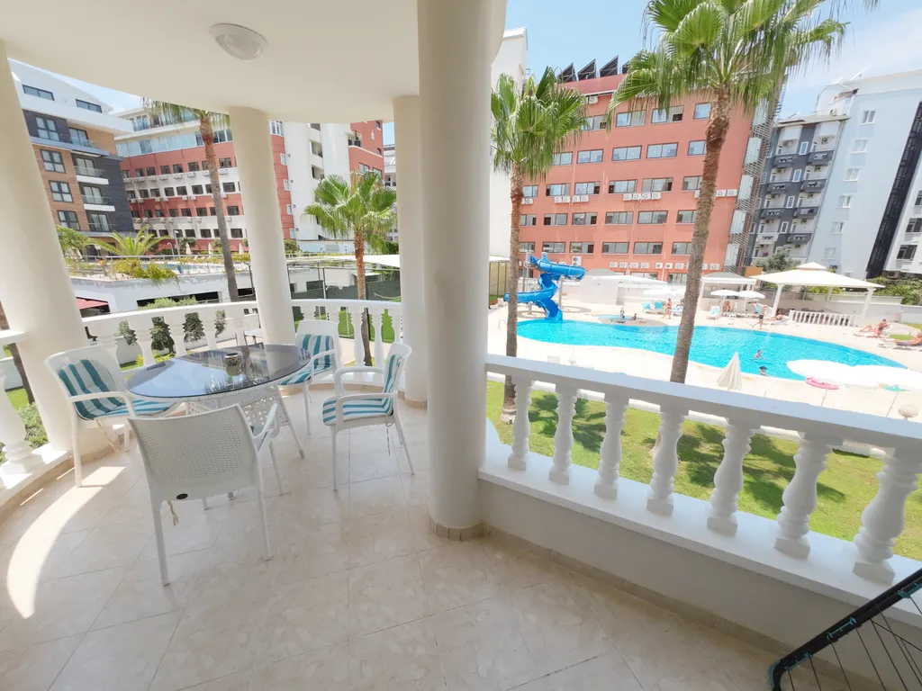 Уютная квартира с видом на бассейн и сад