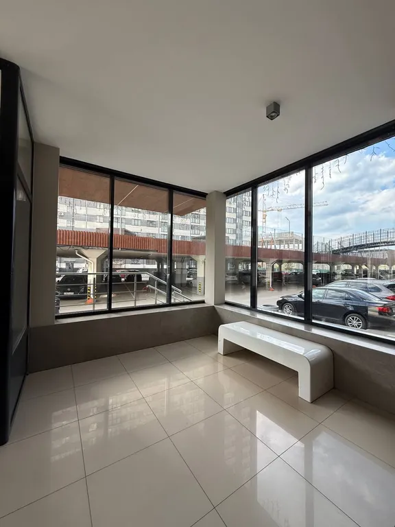 Студия с панорамными окнами и атмосферным видом