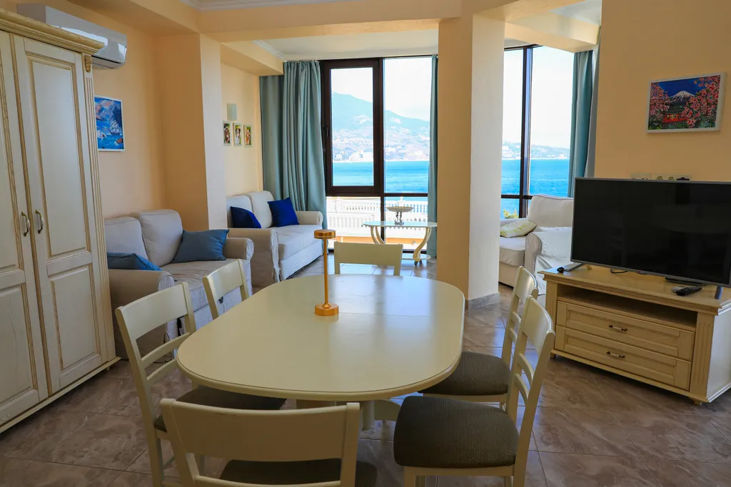 Двухкомнатные апартаменты 50 м от моря