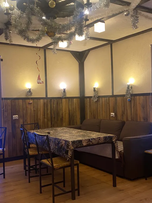 Коттедж с дизайнерской отделкой и камином