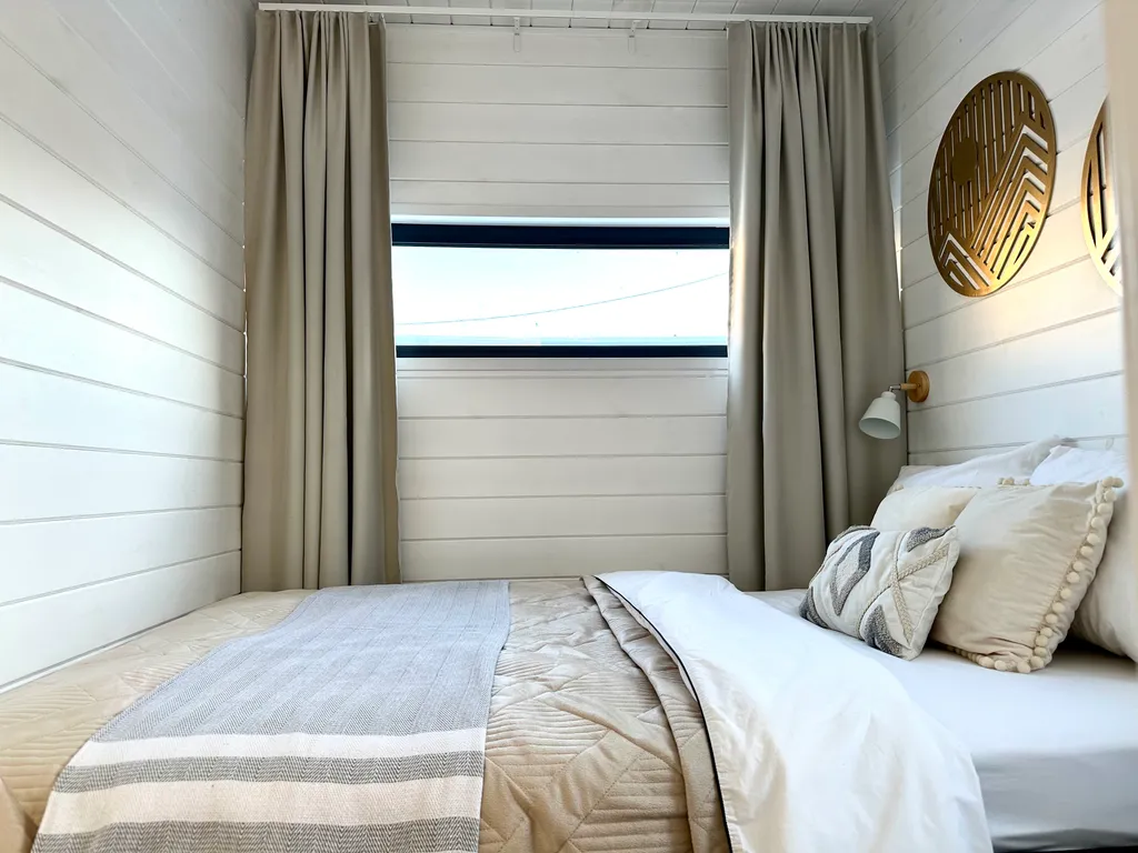 Домик у озера с баней и чаном