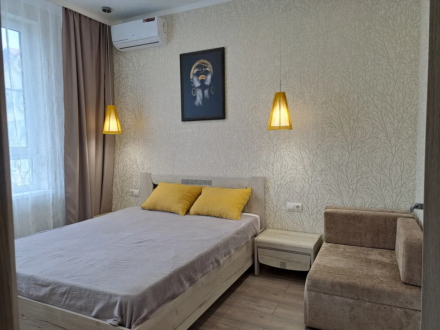 Двуспальная кровать и диванчик для ребёнка (раскладывается) в спальне Двуспальная кровать и диванчик для ребёнка (раскладывается) в спальне