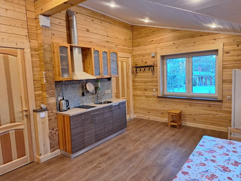 Дом деревянный на берегу реки в Рощино