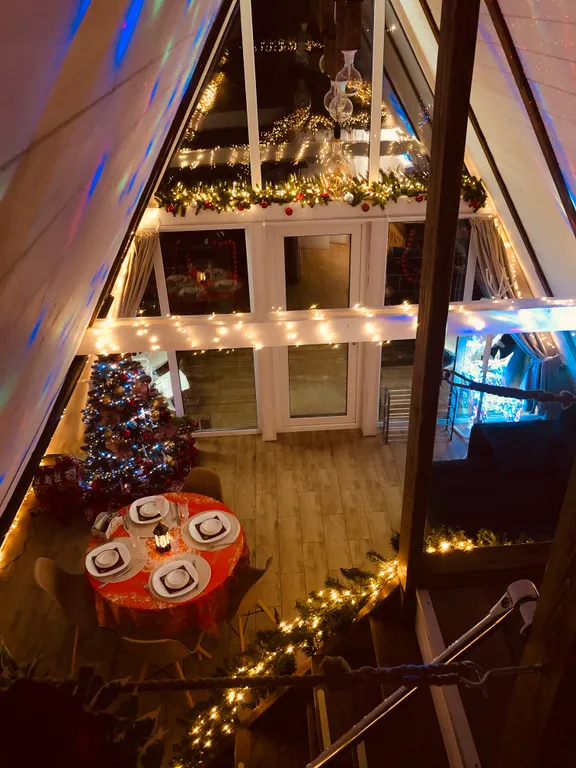 Дом у озера в стиле А-frame