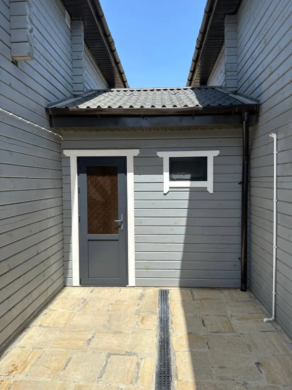 Уютный брусовый дом на берегу