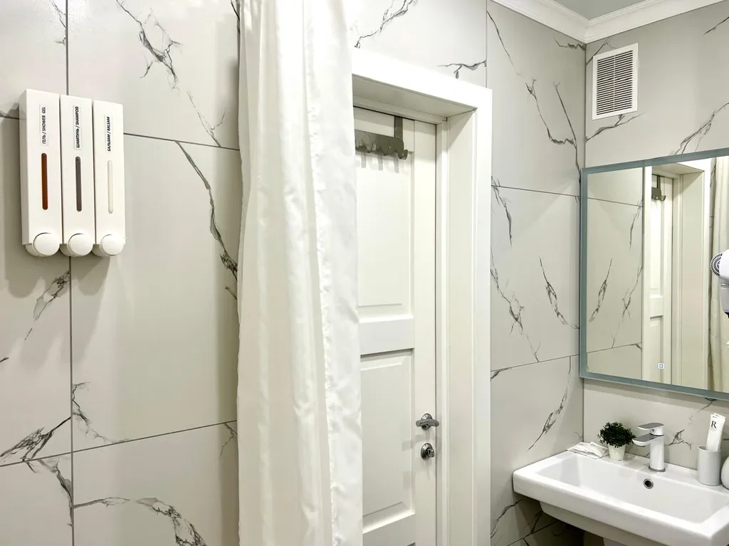 Стильный белоснежный апартамент в центре города, бесконтактный заезд