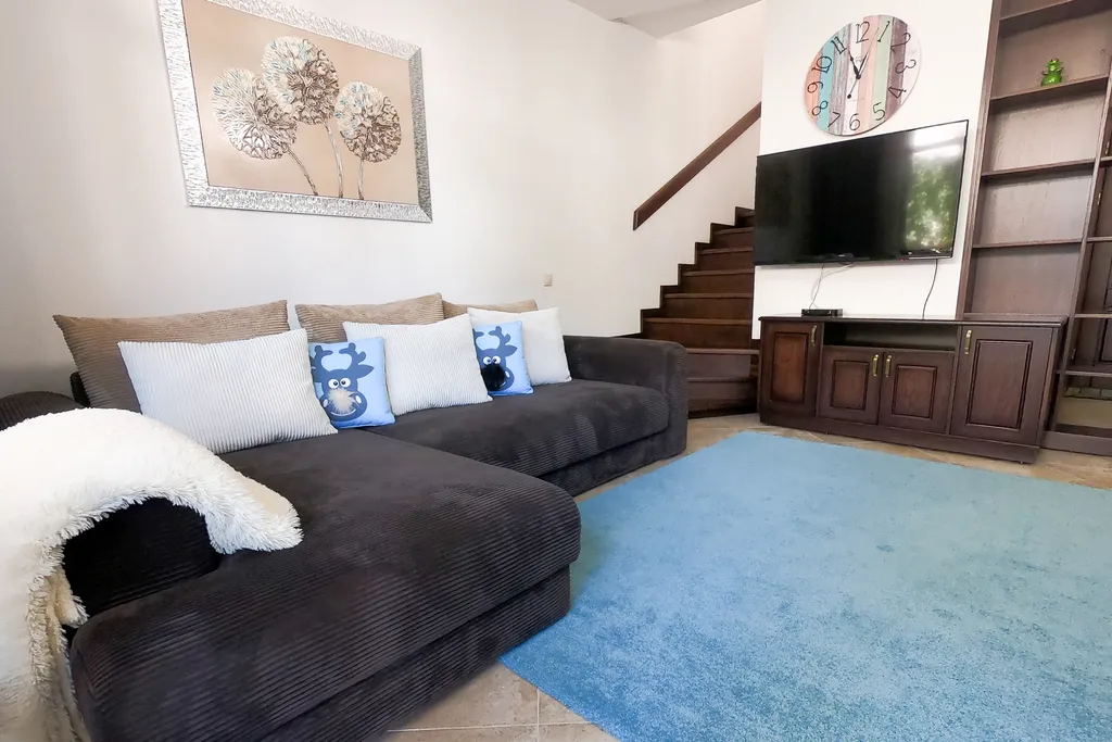 Двухэтажный дом с видом на горы