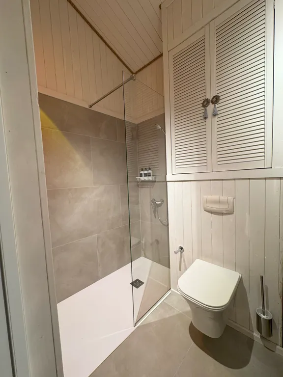 Дом в Абхазии у Черного моря (Му с цветами)