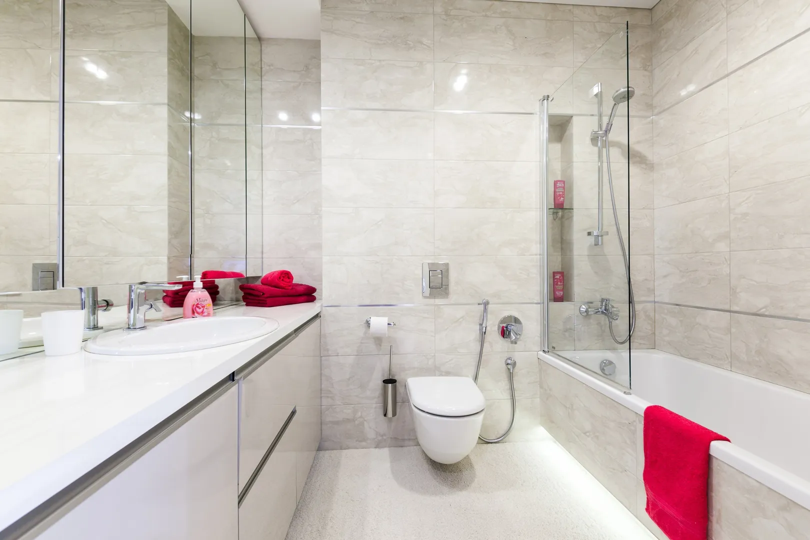 Ванная комната оснащена всеми необходимыми мелочами (Жидкое мыло, шампунь, гель душ, полотенца)