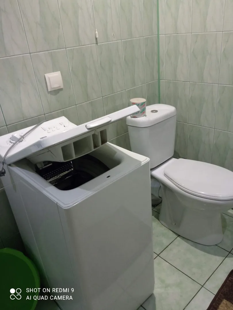 Ванная комната - ванна, стиральная машинка, умывальник, унитаз.