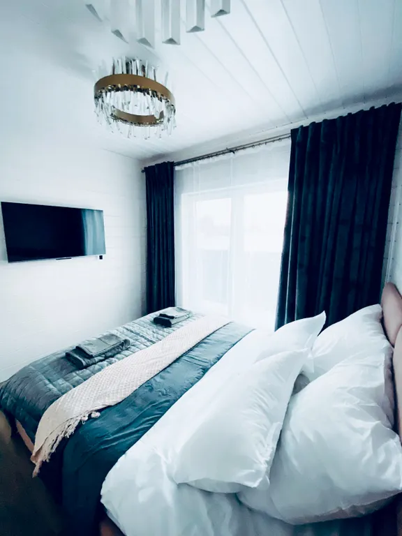 Дом в лесу у озера