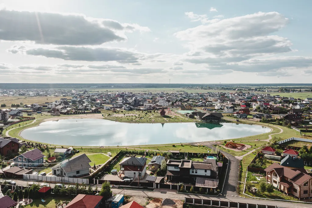 Новый дом с баней и бассейном у озера