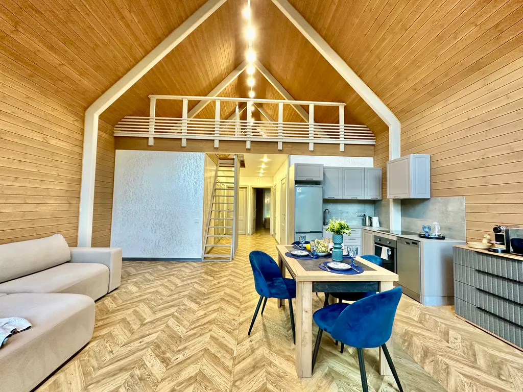 Коттедж Дом у озера с новогодней ёлкой и декором — Аннино