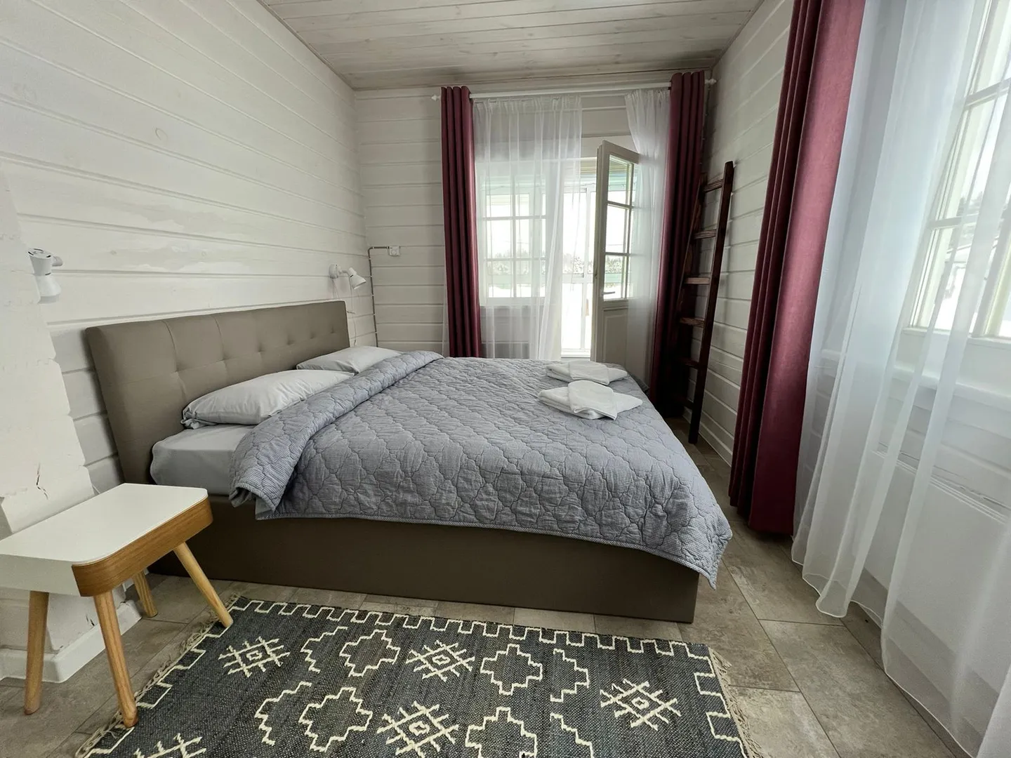 Уютная спальня с собственной застекленной террасой,  большой кроватью и ортопедическим матрасом. Постельное белье, полотенца на всех гостей. 