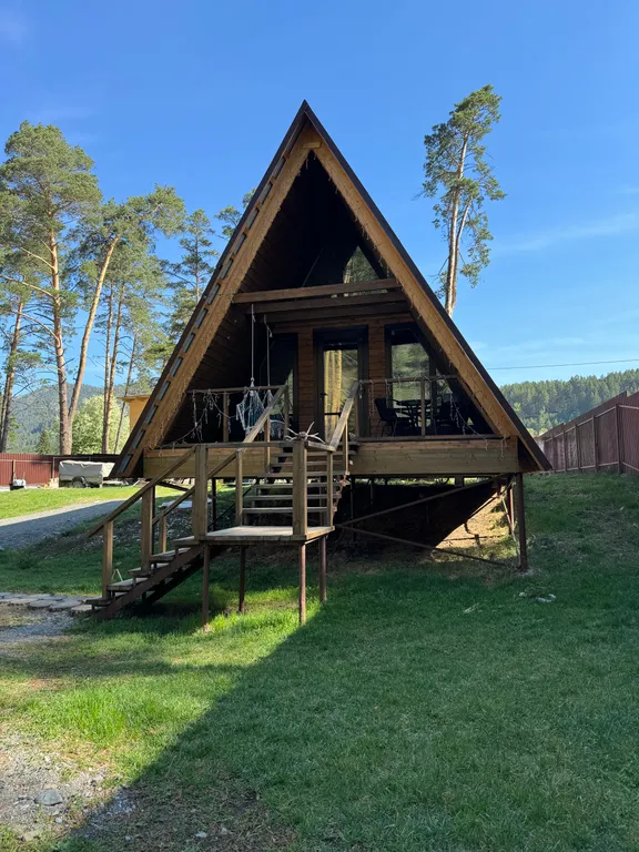 Благоустроенный а-фрейм на берегу Катуни