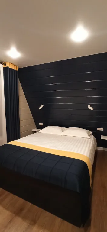 Уютный треугольный домик в лесу